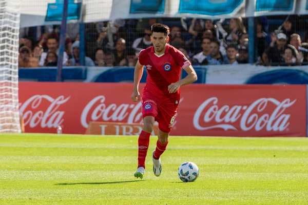 Zagueiro Lucas Villalba mantém acordo com Del Valle em negociação com Cruzeiro.