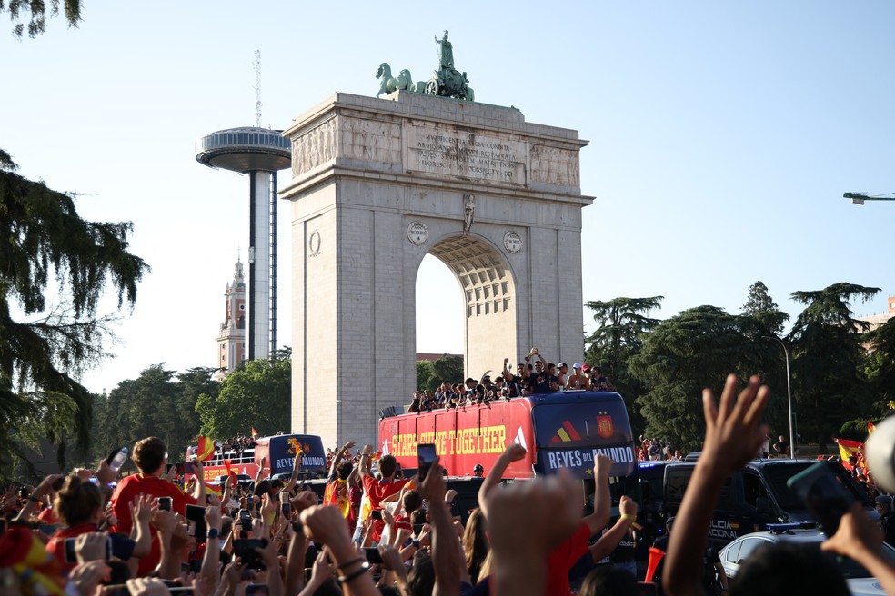 Ônibus com a delegação espanhola percorre as ruas de Madri — Foto: Reuters