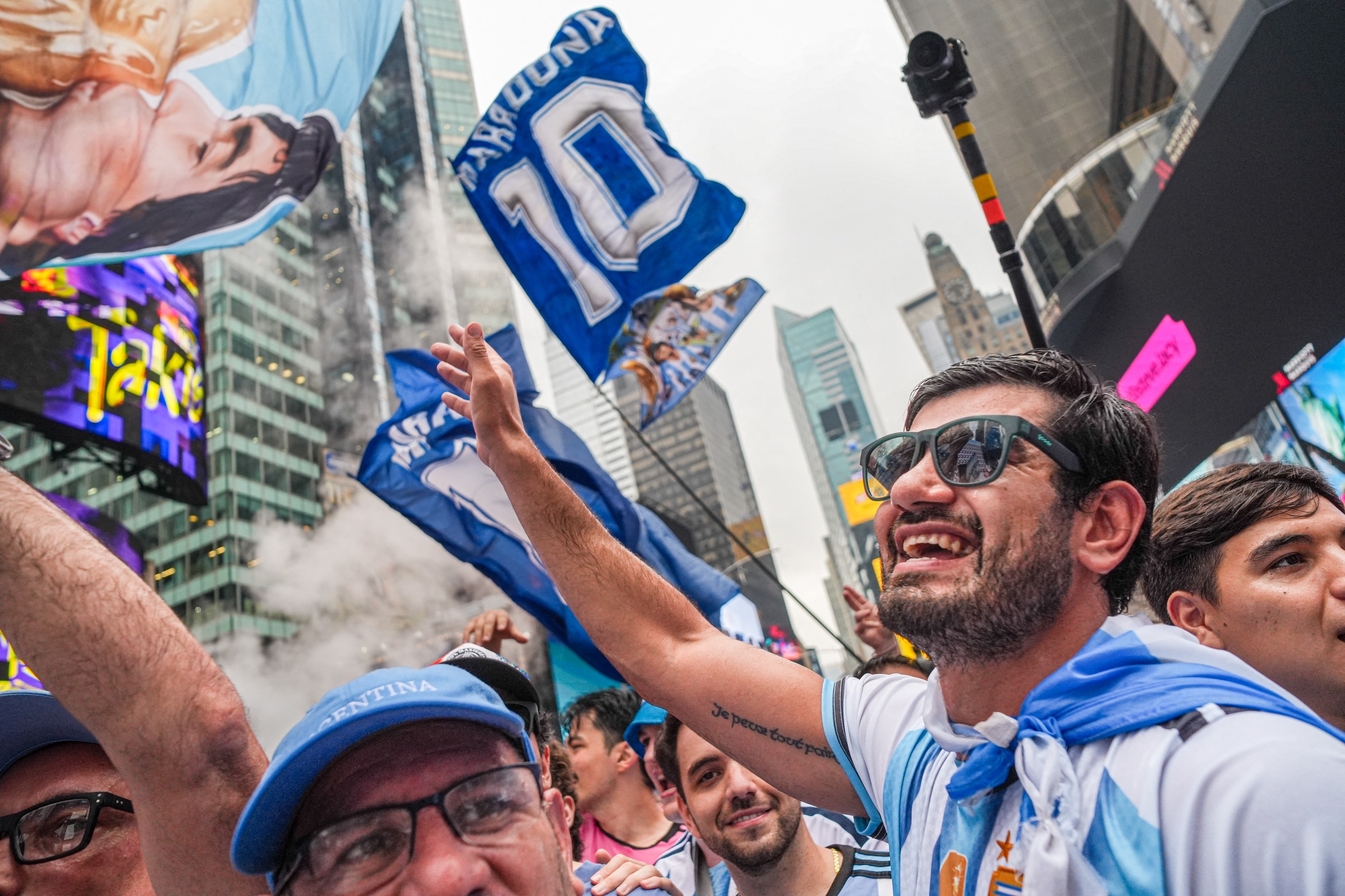 Banderazo da Argentina para a Times Square com ofertas de ingresso para final a R$ 82 mil
