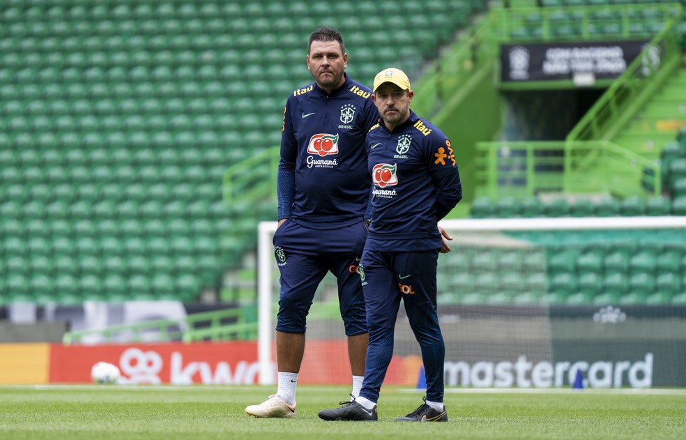 Thiago Kosloski com Ramo Menezes em treino da Seleção — Foto: Joilson Marconne/CBF