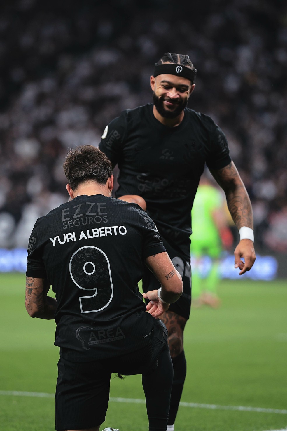 Yuri Alberto e Memphis Depay em Corinthians x Inter — Foto: Ettore Chiereguini/AGIF