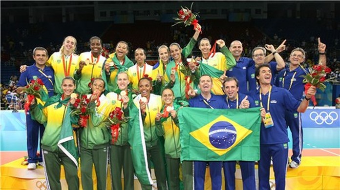 Seleção feminina de vôlei suporta tensão e volta a brigar por medalha nas  Olimpíadas