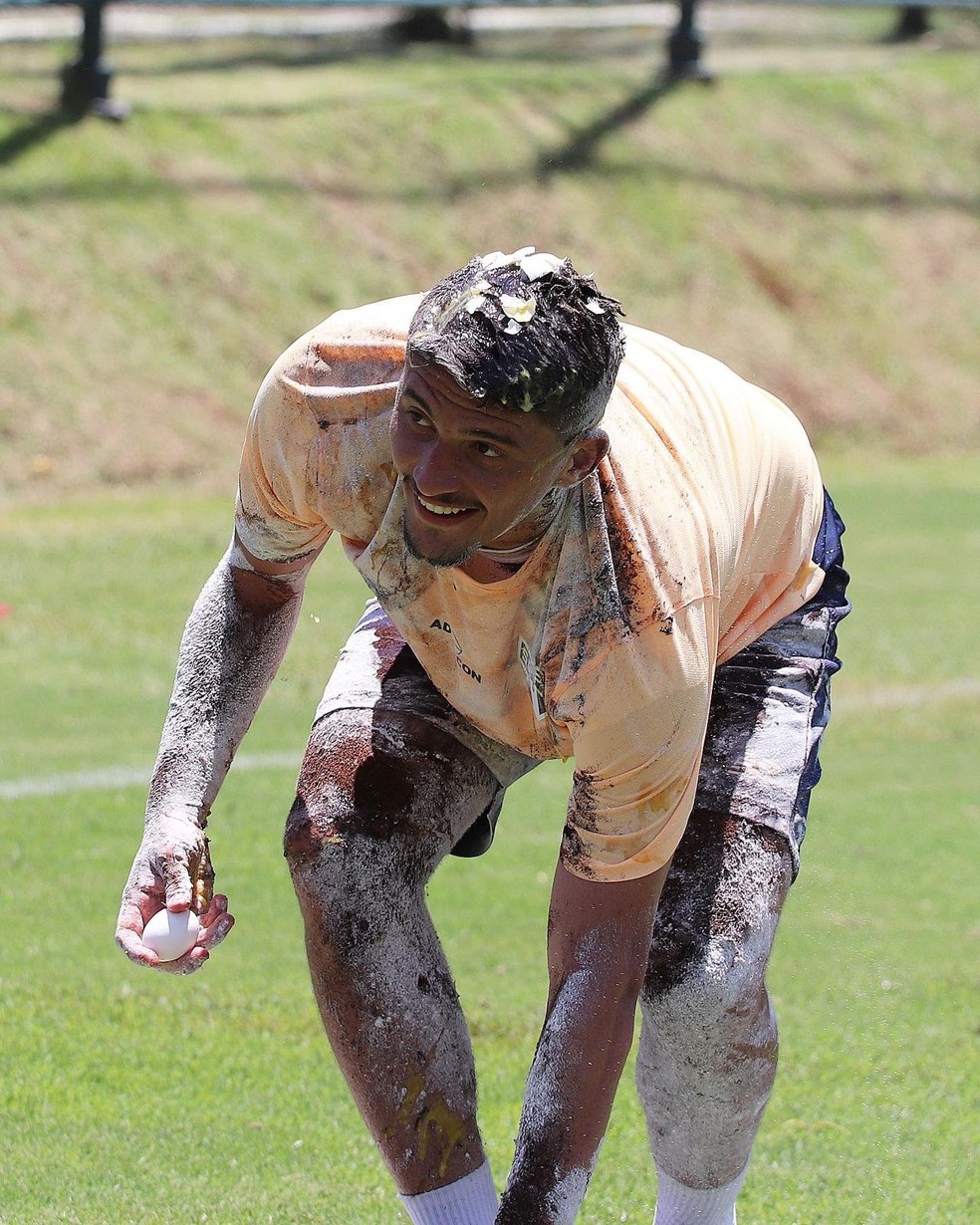 Pablo Maia leva ovada em treino do São Paulo — Foto: Rubens Chiri/saopaulofc.net