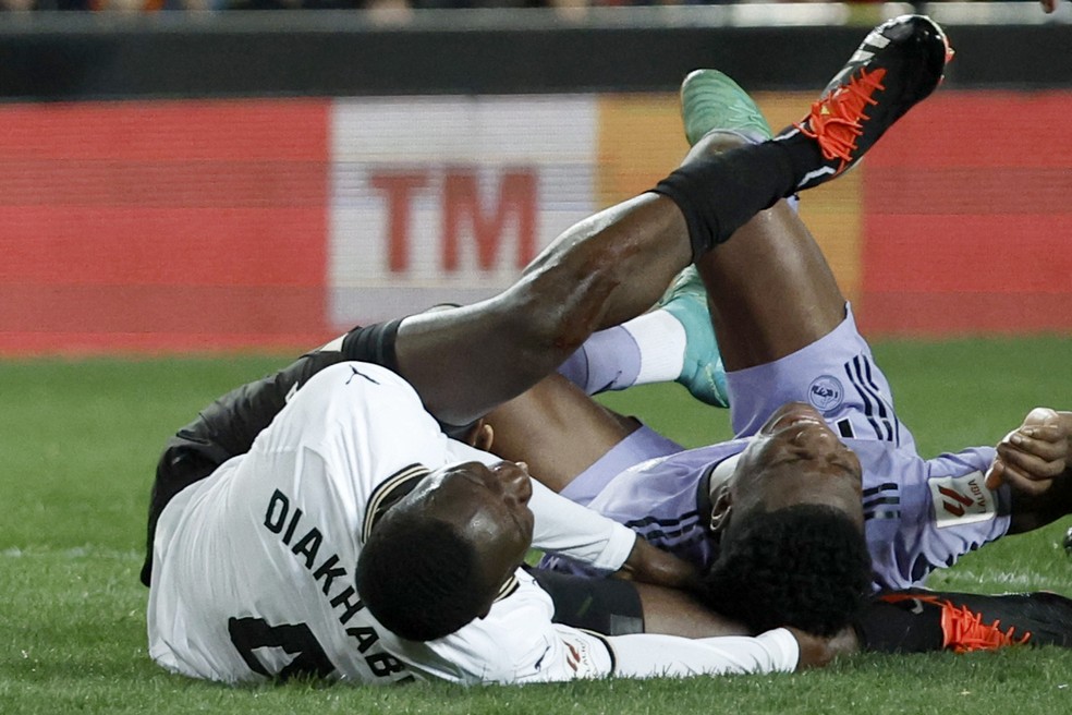 Diakhaby sofre lesão no joelho em choque com Tchouaméni, em Valencia x Real Madrid, pela La Liga — Foto: EFE / Biel Aliño