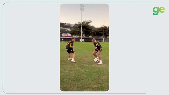 Neymar brinca com Davi Lucca e dá caneta no filho; veja o vídeo - Craque encerrou de maneira leve a preparação para o duelo contra o Flamengo, na Vila Belmiro