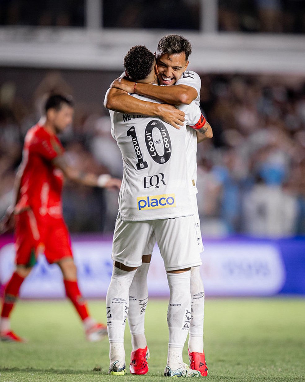 Gabriel Menino abraça Neymar após gol do Santos sobre o Velo Clube, pelo Campeonato Paulista — Foto: Raul Baretta/ Santos FC