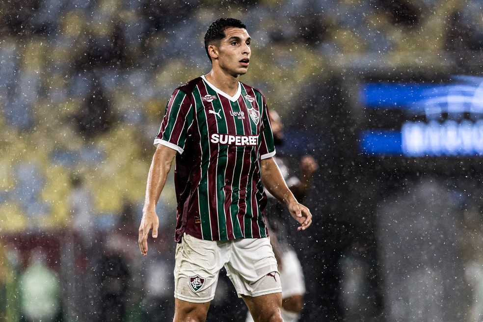 Serna brilha como centroavante improvisado e ganha beijo de Zubeldía