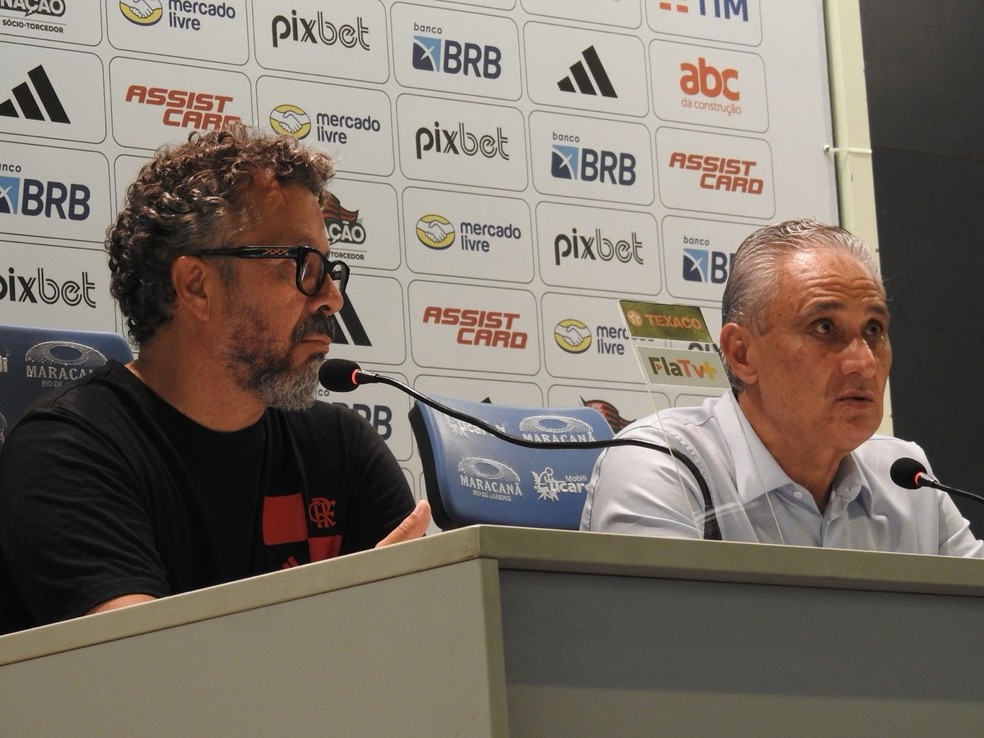 Cléber Xavier e Tite em coletiva no Flamengo — Foto: Fred Gomes / ge