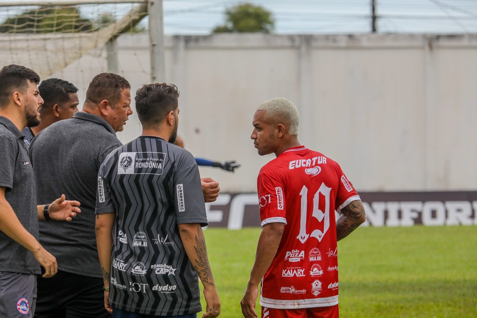 Márcio Parreiras passa instruções para jogadores do Porto Velho — Foto: Leandro Morais/Porto Velho EC
