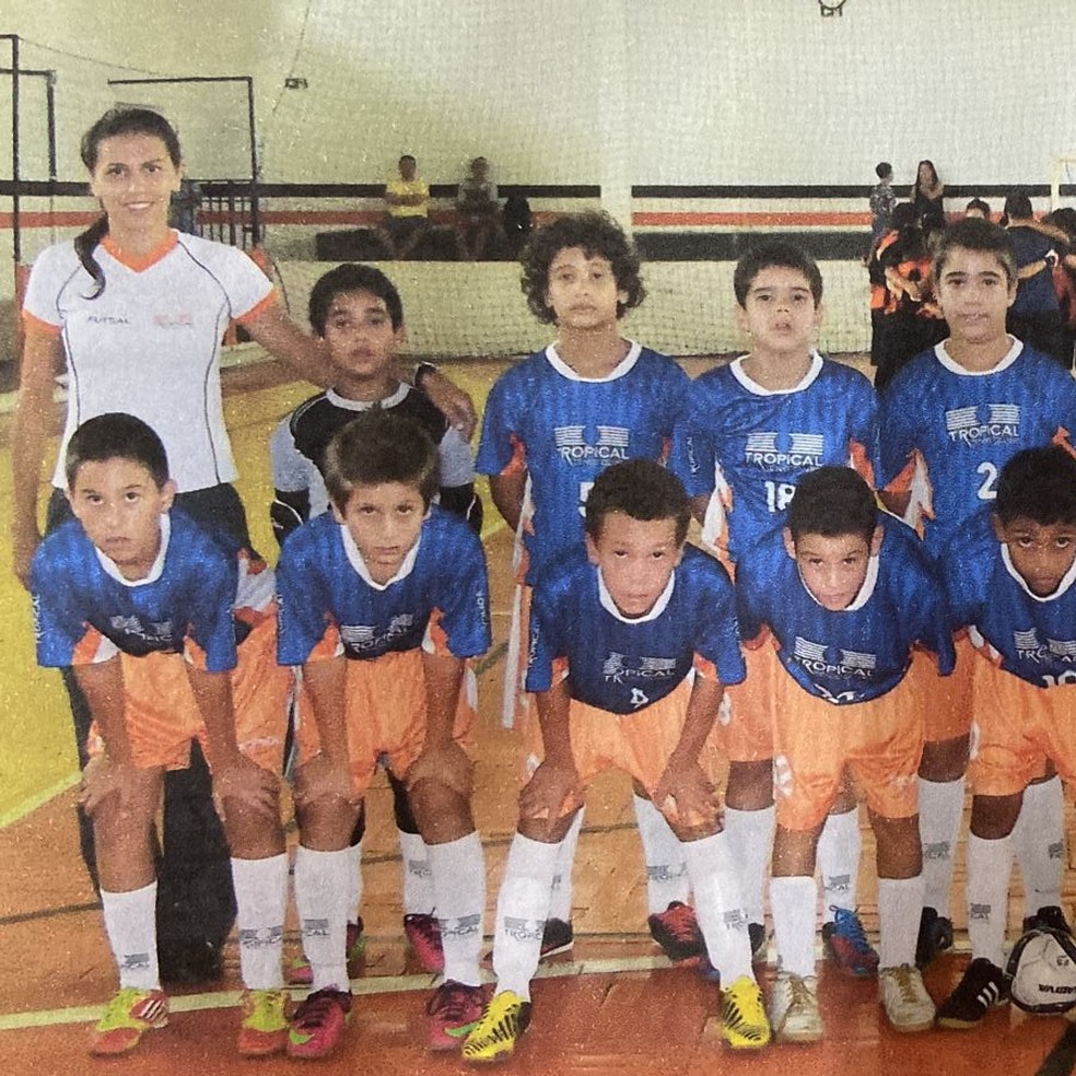 John Kennedy (camisa 10) com alunos da escolinha de futsal em Itaúna (MG) — Foto: Arquivo pessoal