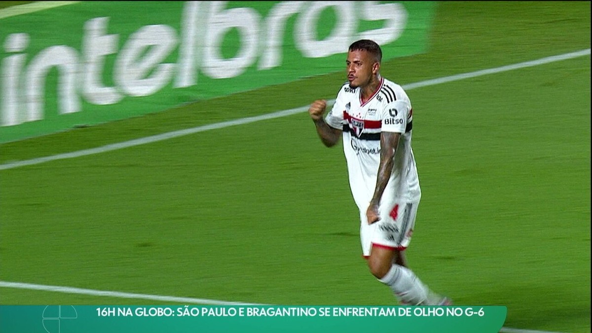 Após cirurgia, zagueiro Chicão reaparece no gramado