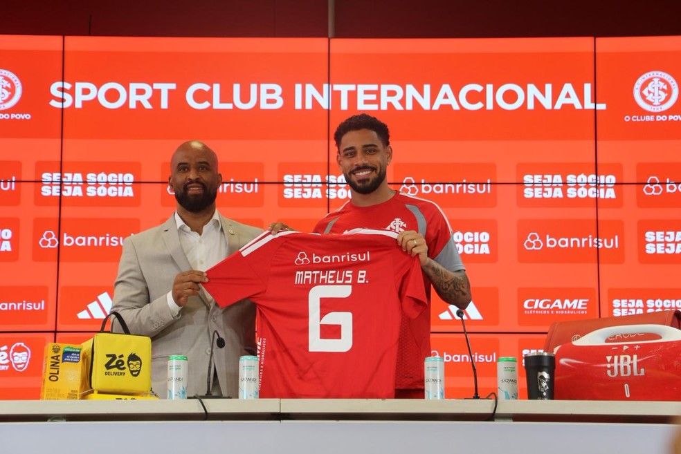 Matheus Bahia é apresentado pelo Inter — Foto: Esther Fischborn/ge