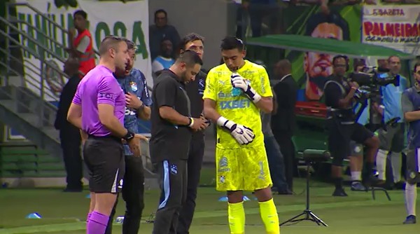 Goleiro do Sporting Cristal usa celular antes de pênalti do Palmeiras e é punido