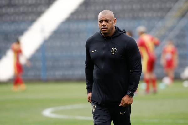 Quem é o técnico da base do Corinthians dono de academias e confundido com segurança