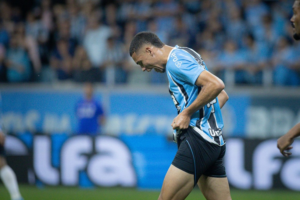 Alysson renovou com o Grêmio até o fim de 2029 — Foto: Maxi Franzoi/AGIF