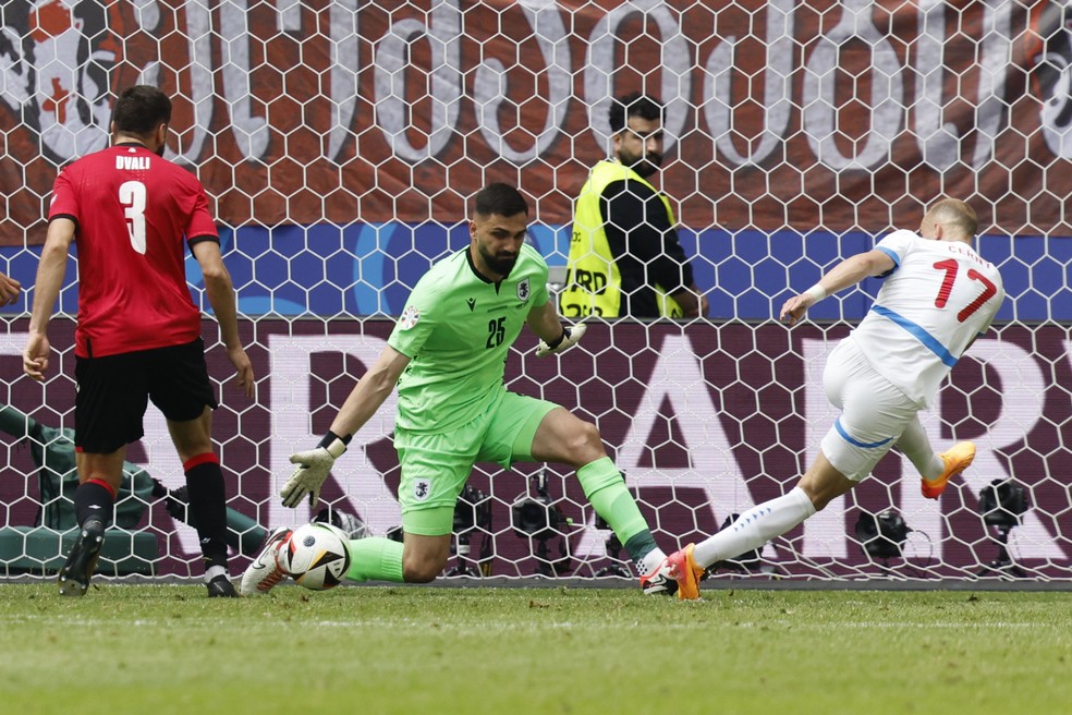 Goleiro destaque na Euro encaminha acerto com o Liverpool