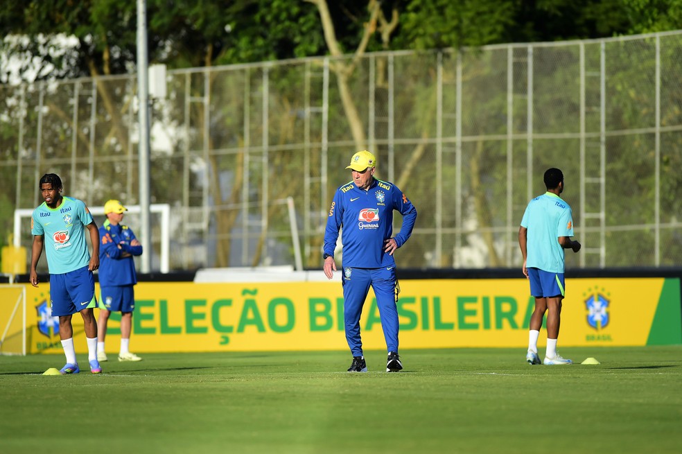Carlo Ancelotti observa jogadores da Seleção em treino — Foto: Marcos Ribolli