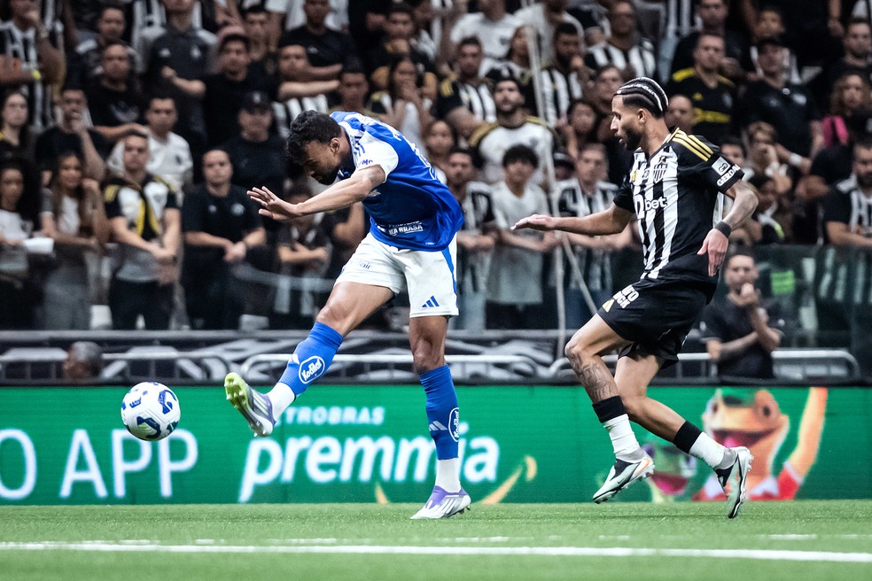 Fabrício Bruno chuta para marcar gol do Cruzeiro — Foto: Gustavo Aleixo/ Cruzeiro