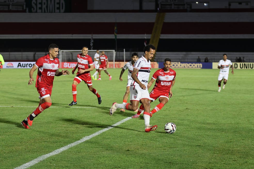 Botafogo-SP em ação — Com três zagueiros, Botafogo-SP perdeu pra CRB