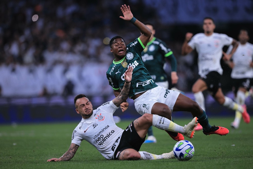 Maycon derruba Endrick durante Corinthians 0 x 0 Palmeiras — Foto: Ettore Chiereguini/AGIF