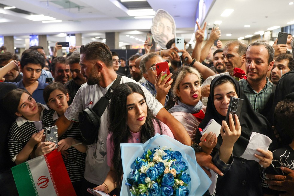 Jogadores do Irã recebidos por multidão em Teerã
