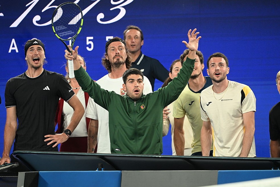 Carlos Alcaraz (centro) fica admirado com resultado do Million Dollar 1 Point Slam — Foto: Getty Images