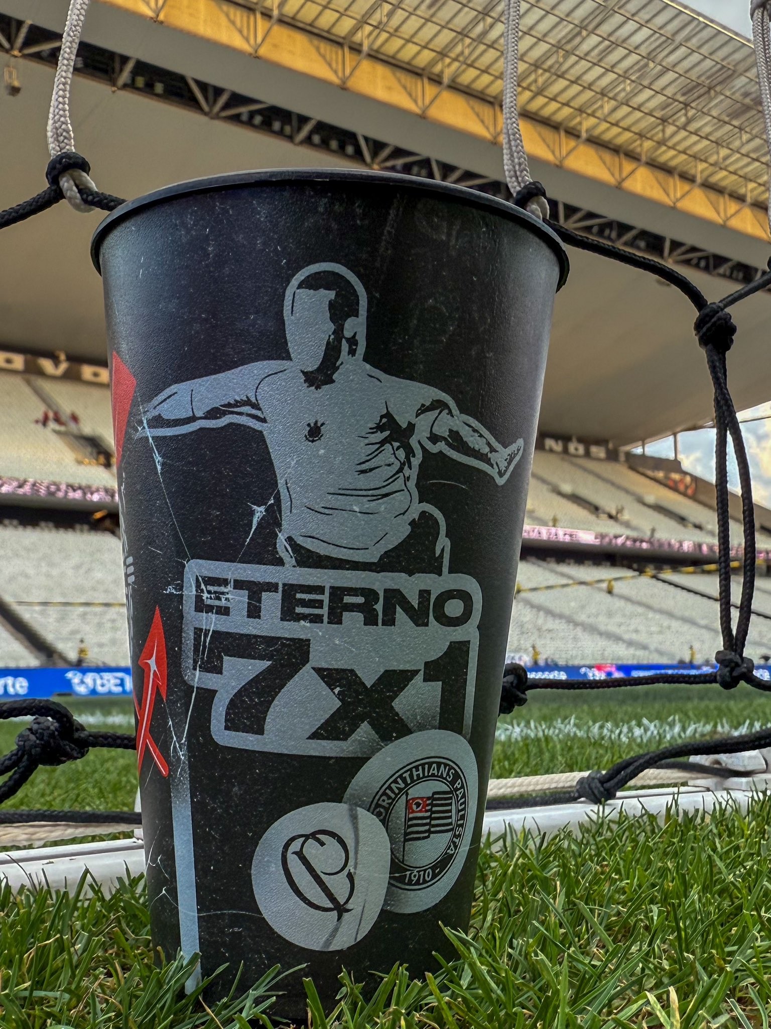 Corinthians relembra show de Tevez e provoca Santos com 