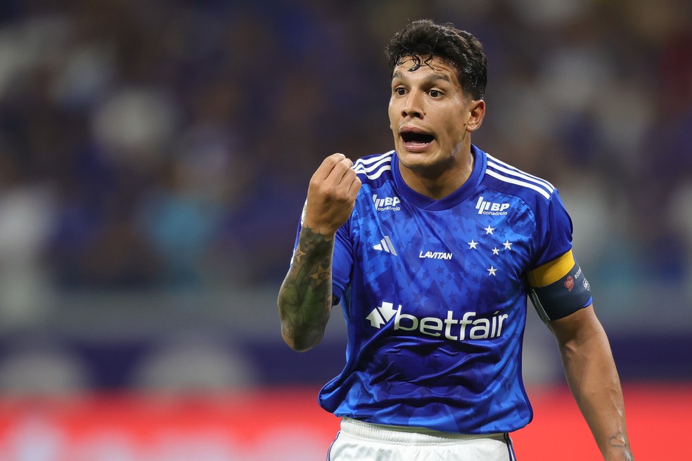 Lucas Romero em jogo do Cruzeiro — Foto: Gilson Lobo/AGIF