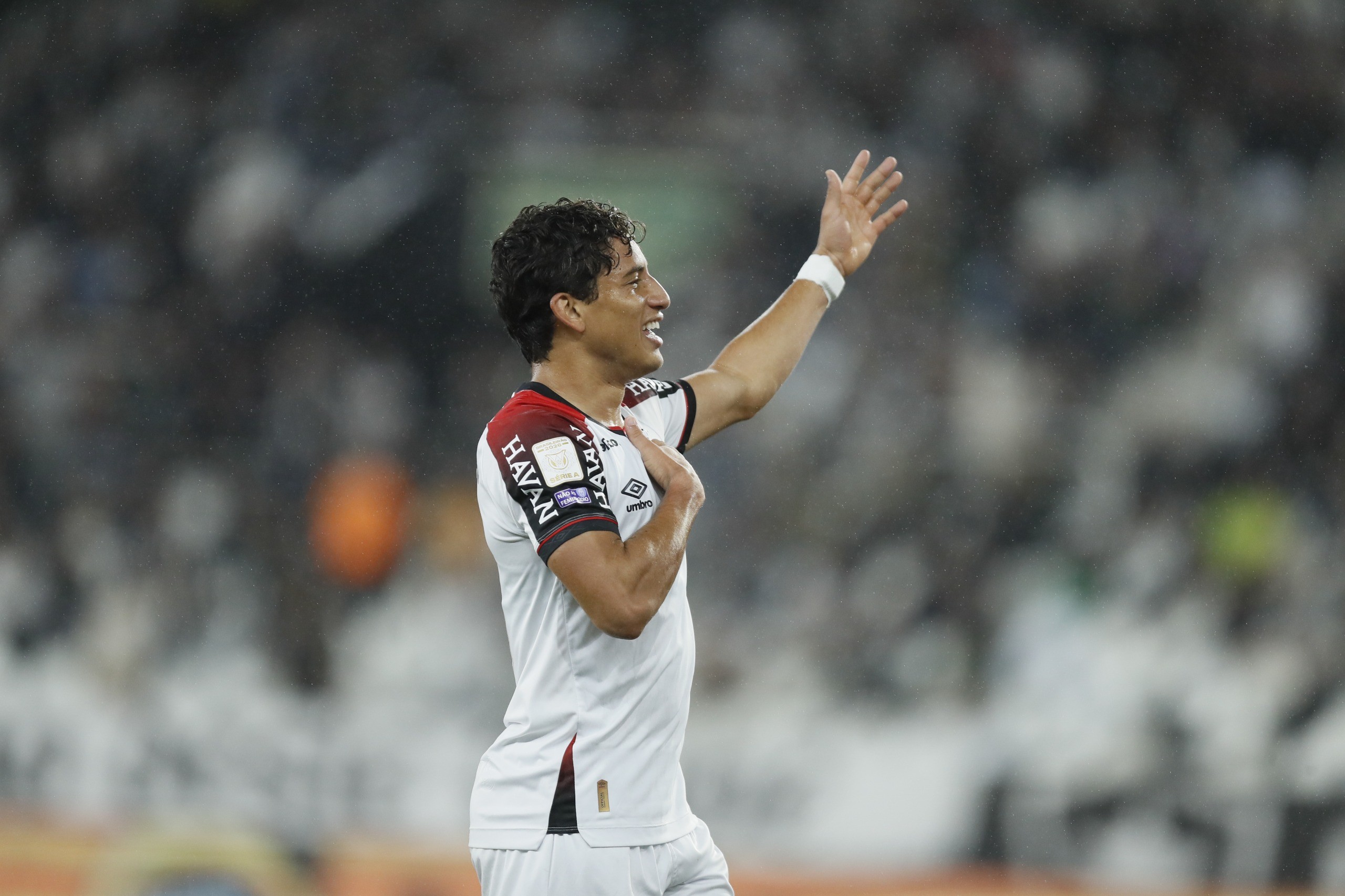 João Cruz em ação pelo Athletico-PR