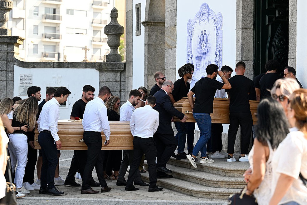 Enterro dos irmãos Diogo Jota e André Silva acontece em Portugal — Foto: Getty Images