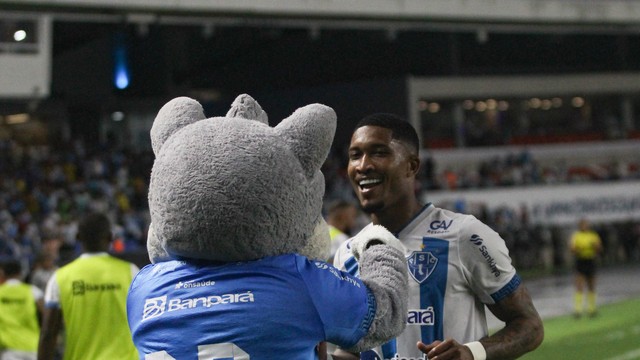 Mário Sérgio comemorando gol contra o Remo 