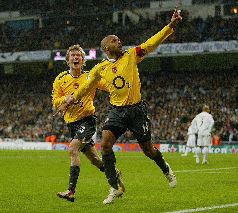 Thierry Henry comemora o gol da classificação do Arsenal sobre o Real Madrid na Champions de 2006 — Foto: Richard Heathcote/Getty Images