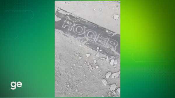 Cimento cobre placa de Roger Machado na calçada da fama do Grêmio