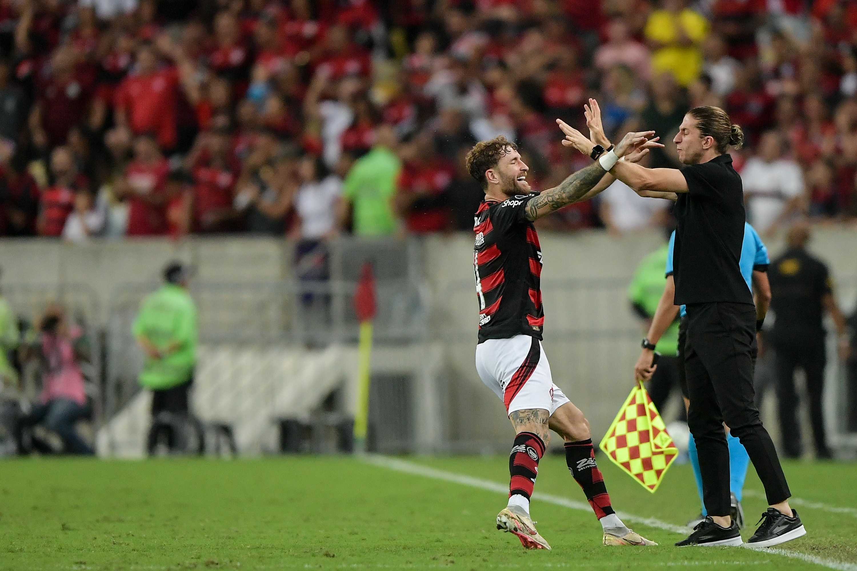 Parceria sólida: Leo Ortiz e Leo Pereira em campo pelo Flamengo.