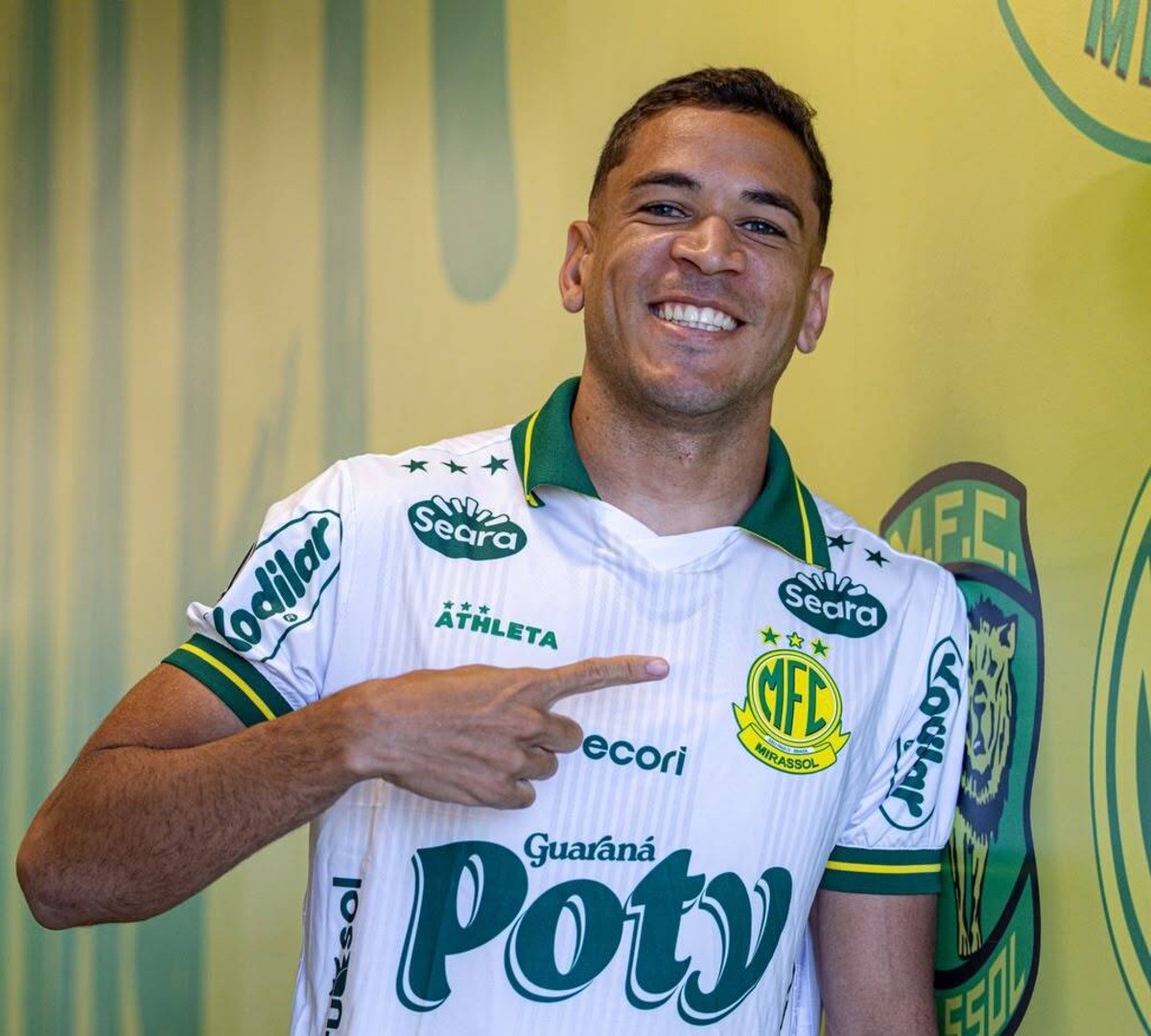 Mirassol apresenta o lateral-direito Elias
