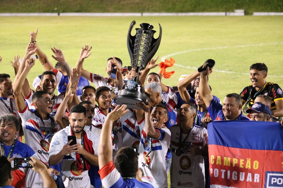 Potyguar venceu a segunda divisão do estadual em 2021; Thiago ergueu a taça — Foto: Augusto César Gomes/ge
