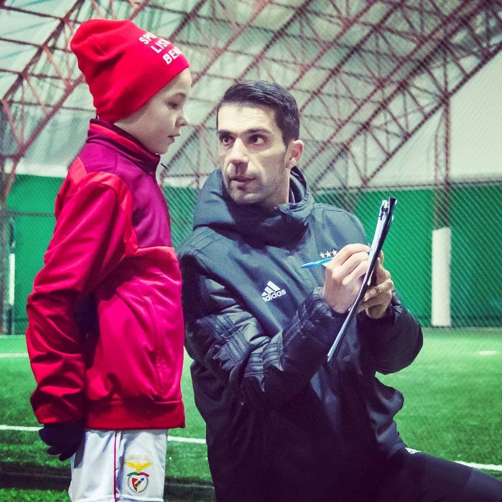 Almeida orienta garoto na Benfica Ukrainian Football Academy