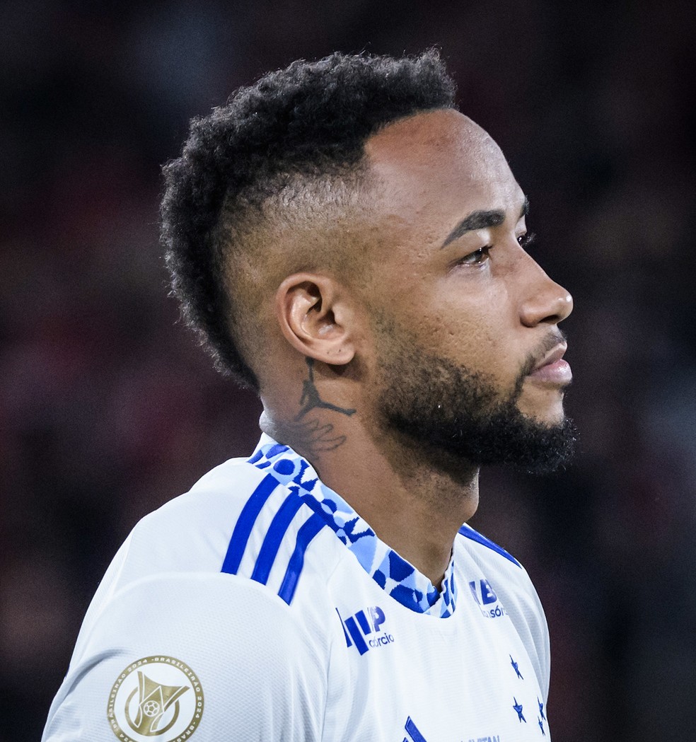 Atacante Rafa Silva, do Cruzeiro, antes do início do jogo contra o Athletico-PR — Foto: Gustavo Aleixo