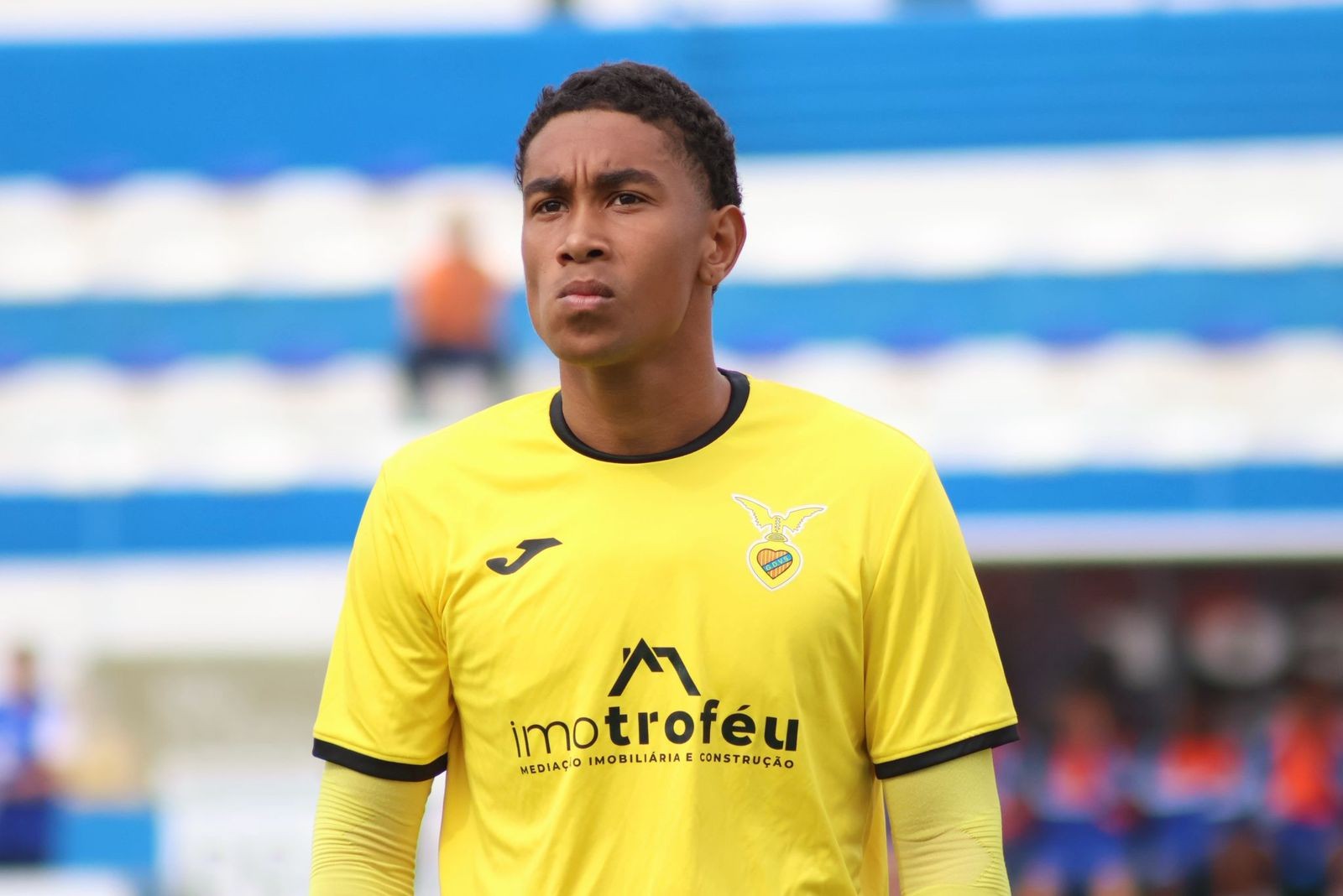 Filho de Juan, ex-Flamengo, supera tempestade trágica e sobe de divisão em Portugal