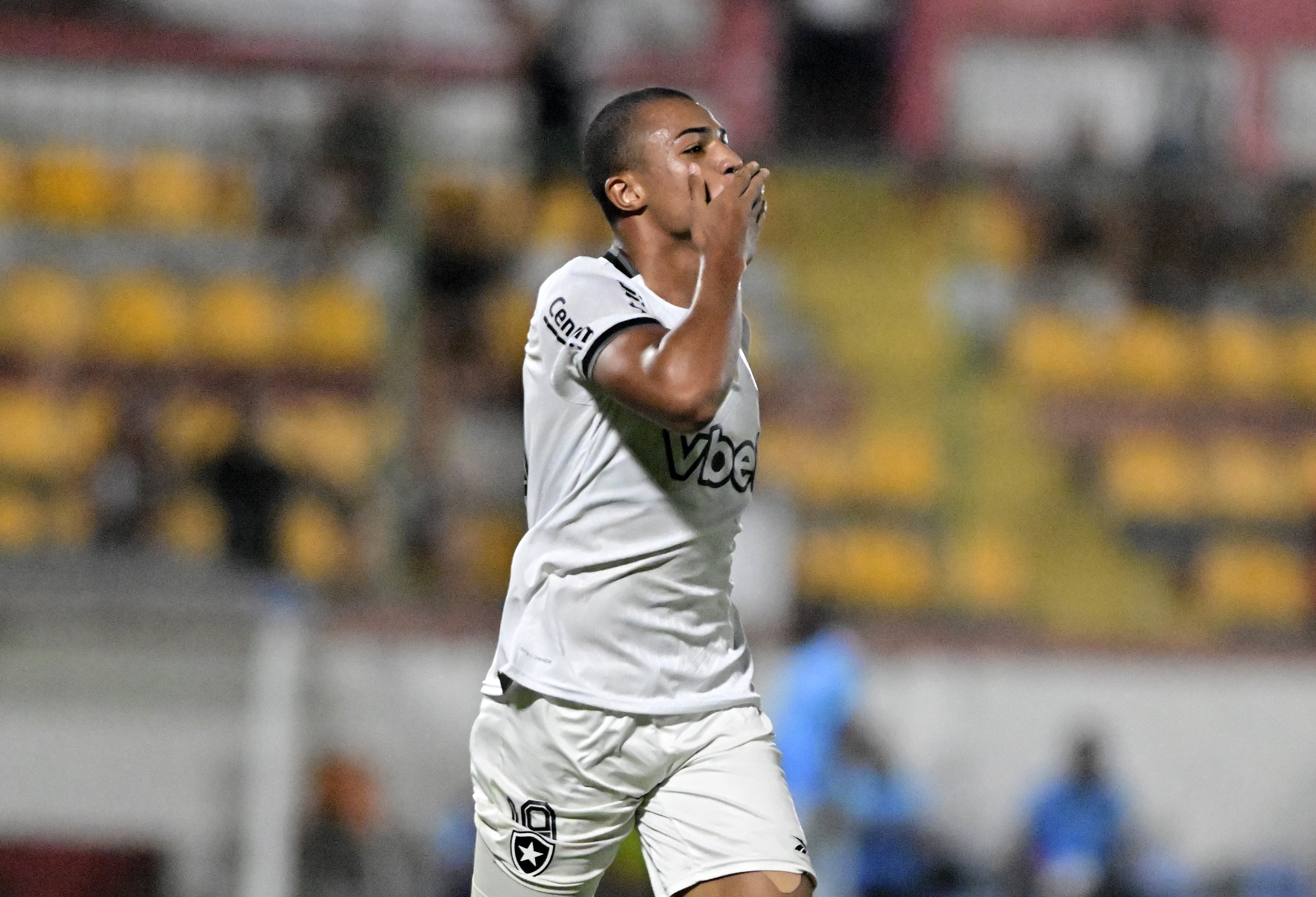 Botafogo encaminha empréstimo de Kayke ao Fortaleza