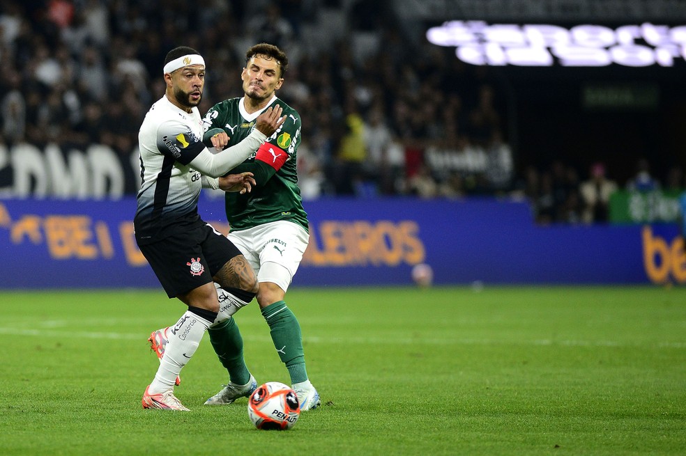 Memphis Depay, do Corinthians, e Raphael Veiga, do Palmeiras, disputam bola no segundo jogo da final do Campeonato Paulista, na Neo Química Arena — Foto: Marcos Ribolli