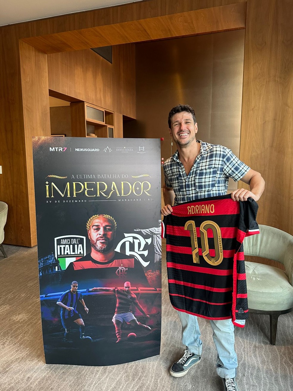 Leo Mizrahi, publicitário do evento, exibe camisa do Flamengo que Adriano usará