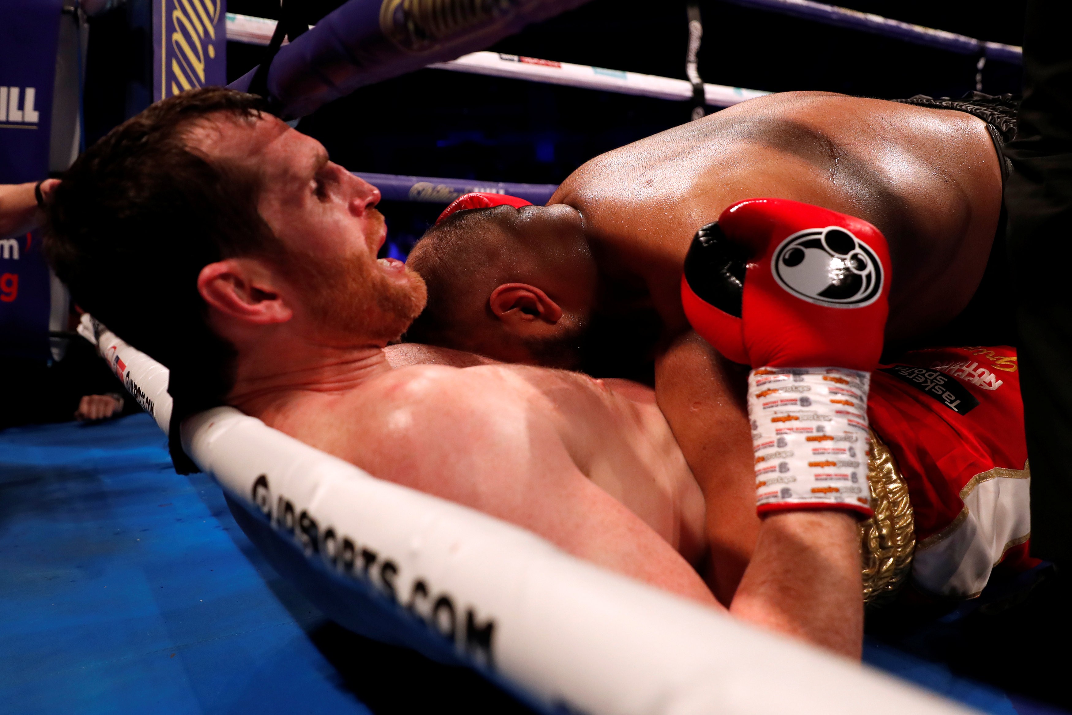 À la Tyson, boxeador morde rival e é desclassificado de luta em ...