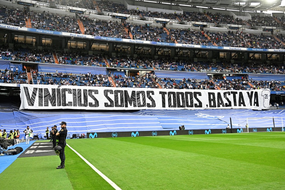 Faixa da torcida do Real Madrid em apoio a Vinicius Junior: "Somos dos Vinicius, basta já!" — Foto: Javier Soriano/AFP