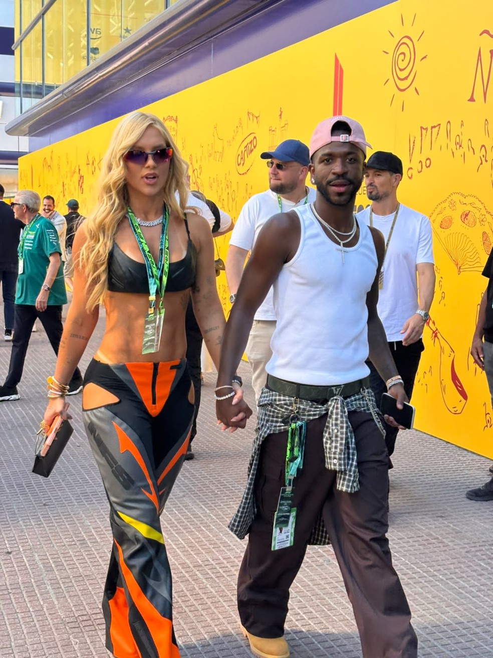 Vini Jr e Virginia Fonseca no GP da Espanha de F1 2026 — Foto: Rodrigo França