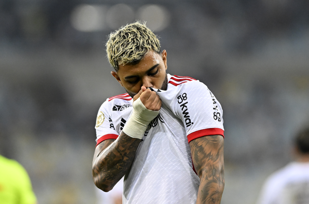 Gabigol beijando o escudo do Flamengo após o gol em Vasco x Flamengo — Foto: André Durão