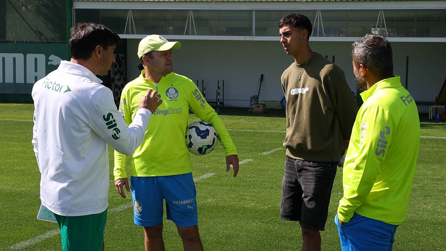 Treino do Palmeiras conta com visita de Vitor Reis antes do Brasileirão.