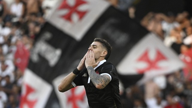 Vegetti comemora gol do Vasco contra o Fluminense no Nilton Santos