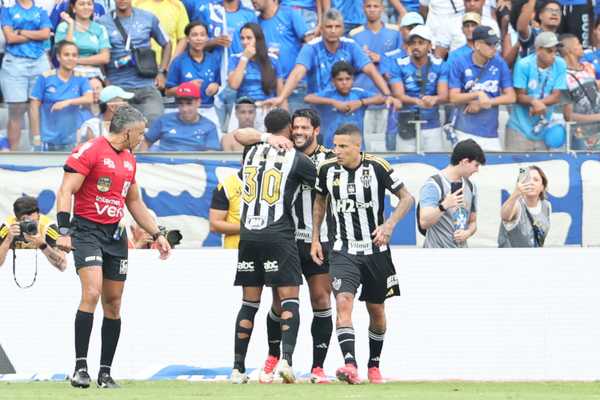 Atletico-MG faz história ao derrotar Cruzeiro e Hulk marca novamente.