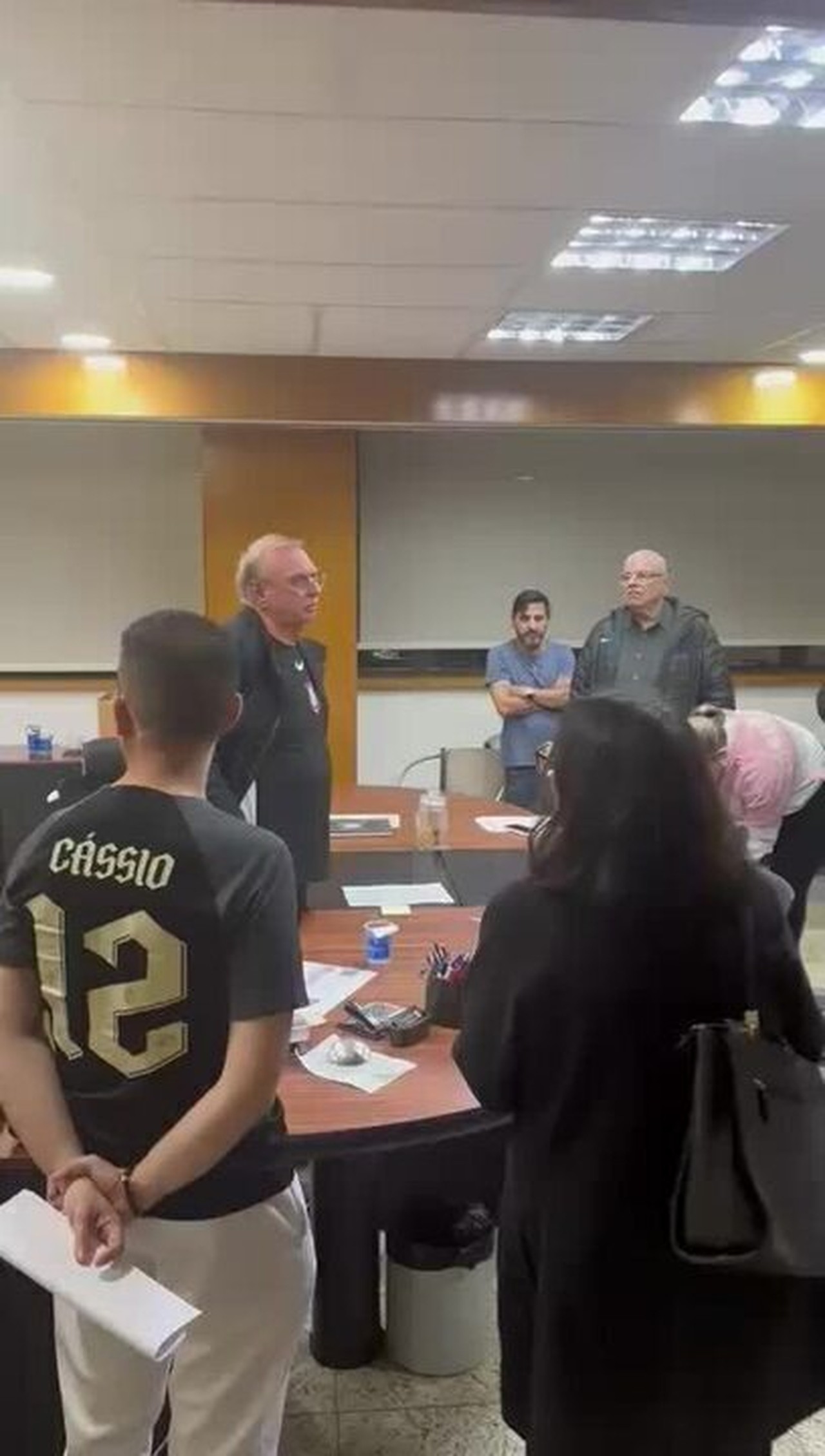 Torcedores invadem sede do Corinthians durante crise e PM é acionada.